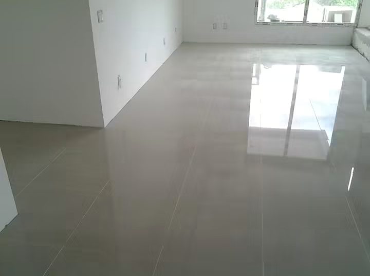 Sala com piso de porcelanato polido recém-assentado